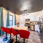 Mccormick Place 5 Bed Family Unit With Pool Table And Optional Parking