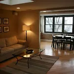 Roscoe Village Guesthouse
