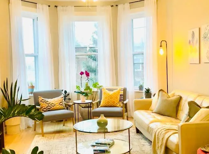Sunny, Spacious, 3Br 1Ba Davlin Inn Chicago