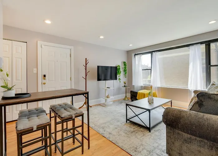 Pet-Friendly Urban Chicago Vacation Rental Condo