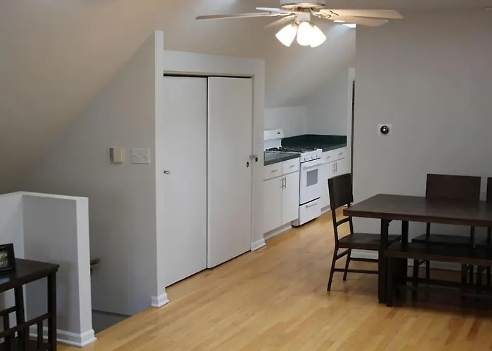 Lincoln Park Living - 3 Queen Beds - Sleeps 6
