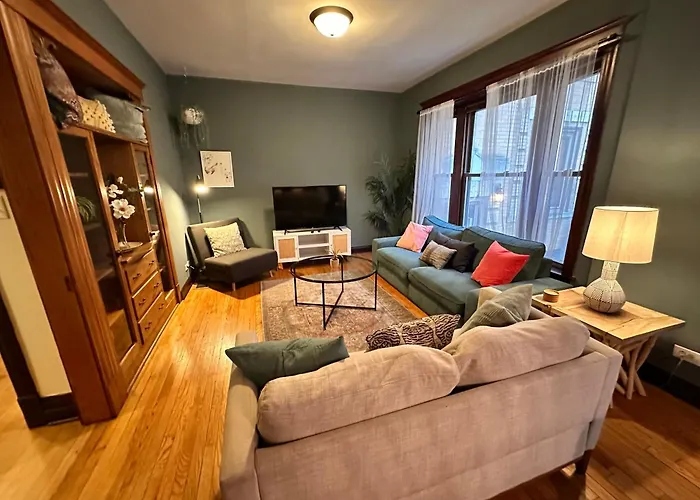 Spacious Lakeview Hideway With Parking!