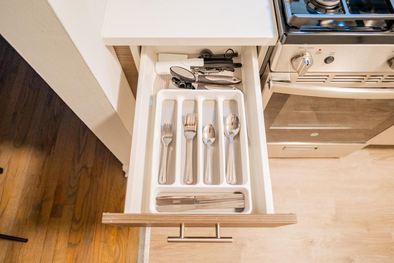 Comfy And Complete Studio Apt Near Boystown - Oakdale 317 Rep