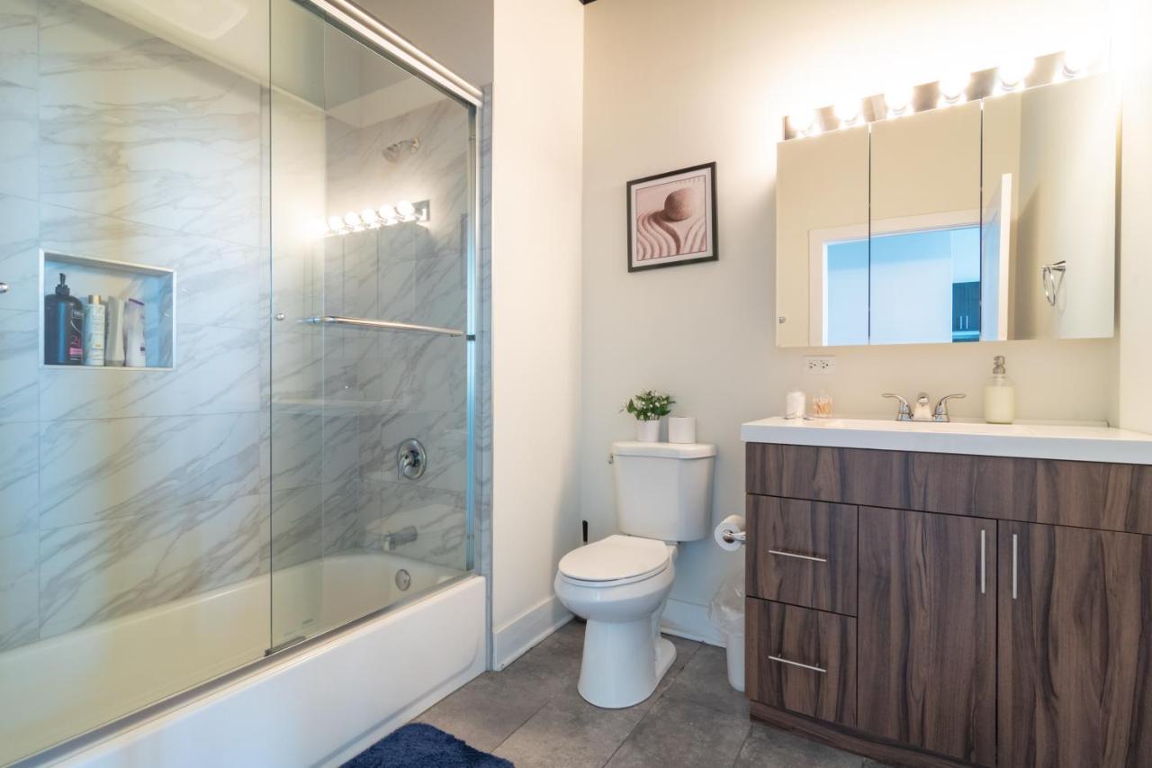Apartment Convenient 2br In Prime Location With Gym Access & Optional Parking Near Mccormick Place And Soldier Field