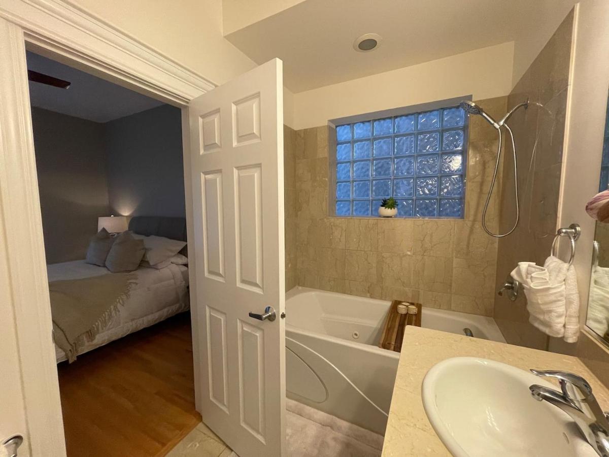 Amazing 3br 3 Ba In Apartment Chicago