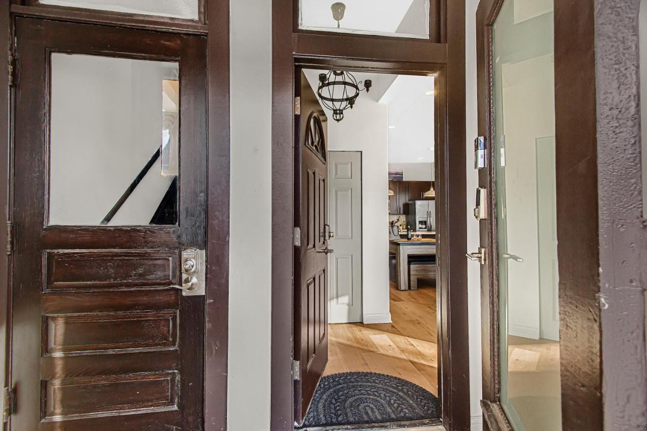 Modern 4br Just A Block From Cta Pink Line With Pool Table Free Parking