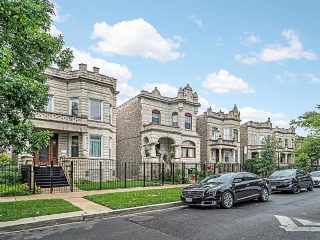 Modern 4br Just A Block From Cta Pink Line With Pool Table Free Parking Chicago