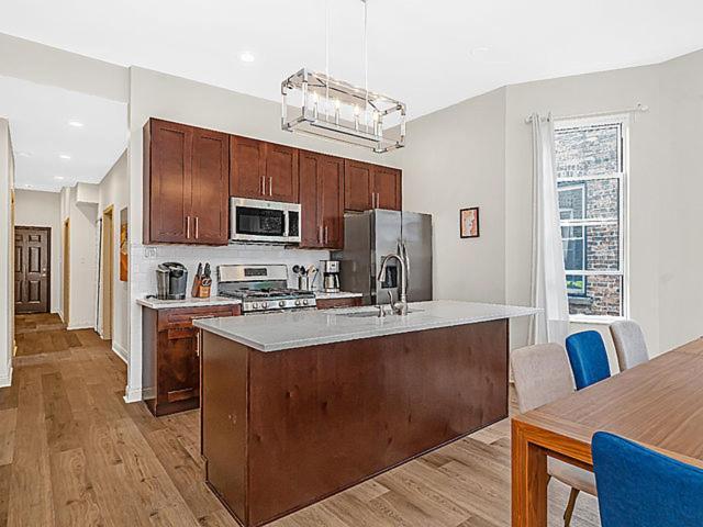 Apartment Modern 4br Just A Block From Cta Pink Line With Pool Table Free Parking Chicago