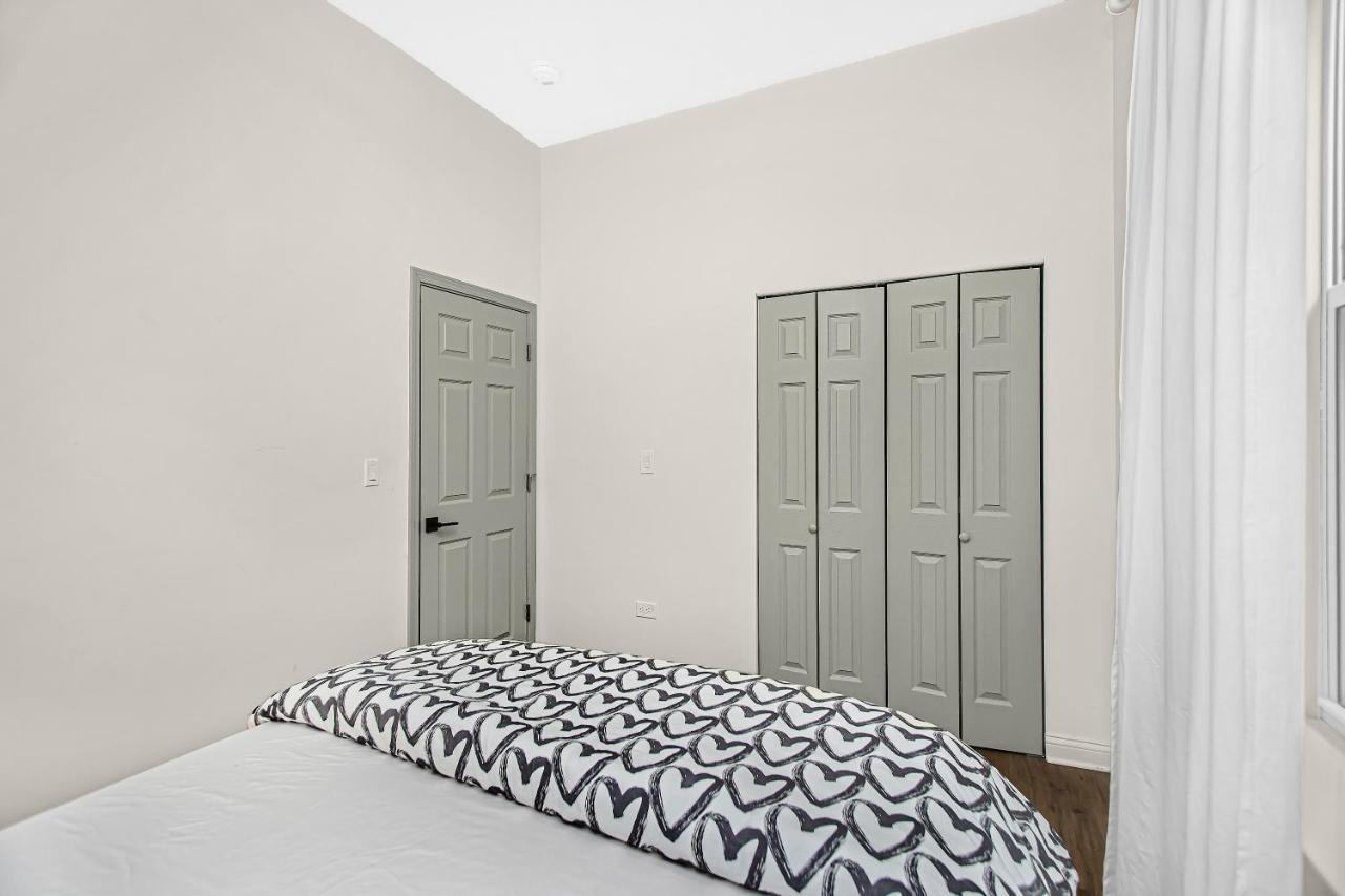 Modern 4br Just A Block From Cta Pink Line With Pool Table Free Parking Apartment