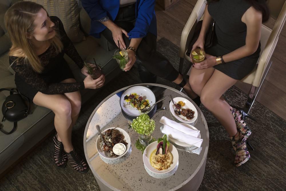 Hyatt Place River North Hotel 3*