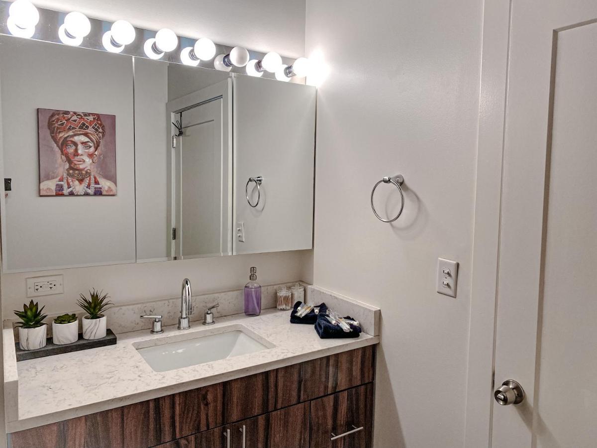 Spacious And Luxurious 3br Near Mccormick Place And Soldier Field With Optional Parking - Sleeps 10