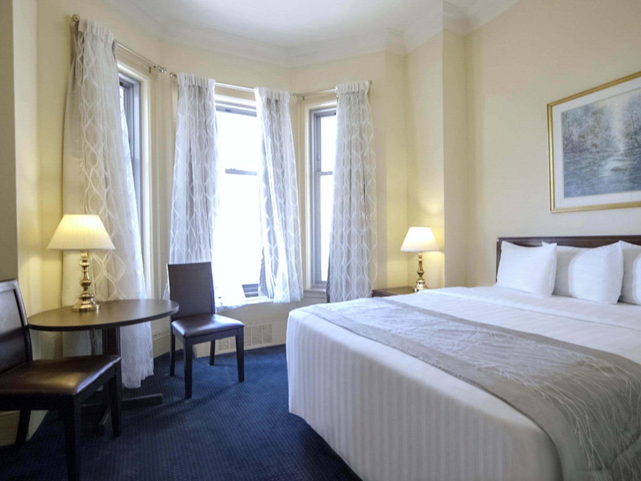 Congress Plaza Hotel 3*