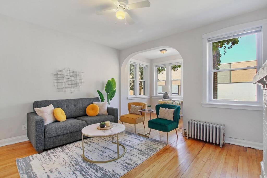 Charming 3br Apt Close To Stores & Dining - Newgard 1n