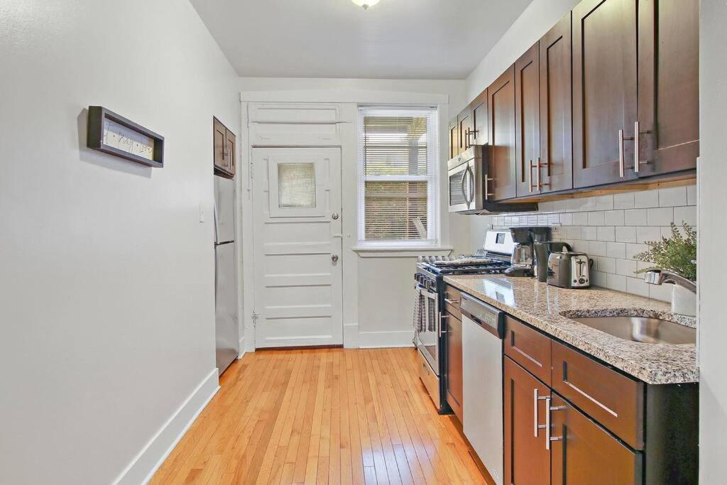 Charming 3br Apt Close To Stores & Dining - Newgard 1n Chicago