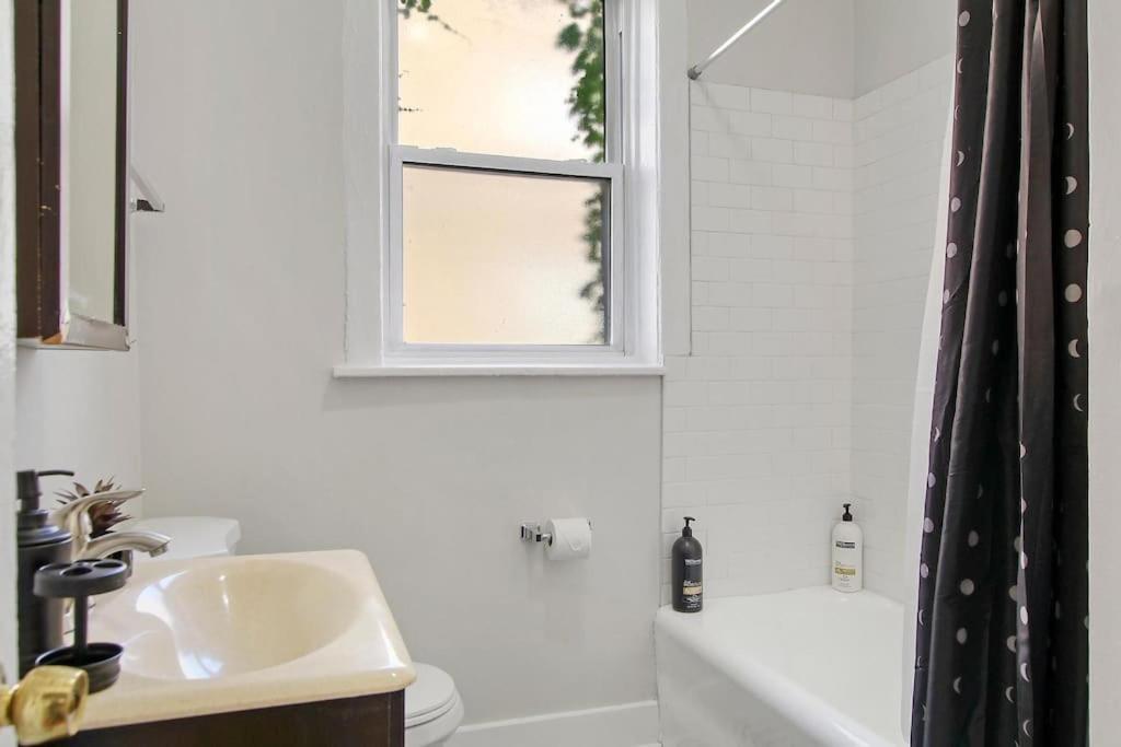 Charming 3br Apt Close To Stores & Dining - Newgard 1n Apartment Chicago