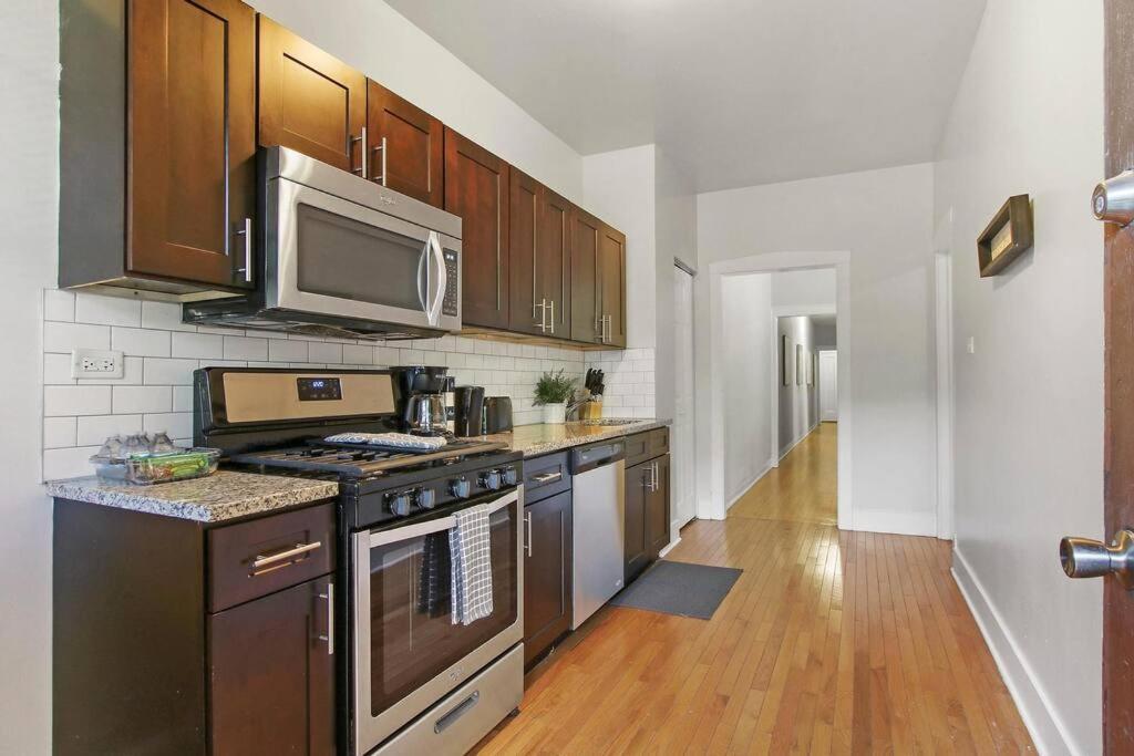 Charming 3br Apt Close To Stores & Dining - Newgard 1n Apartment *