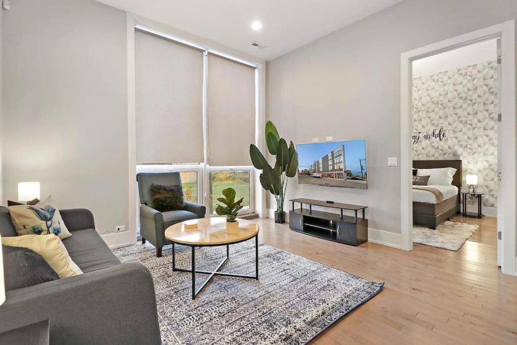 1-bedroom Minimalist With Laundry - Crosby 204 Chicago