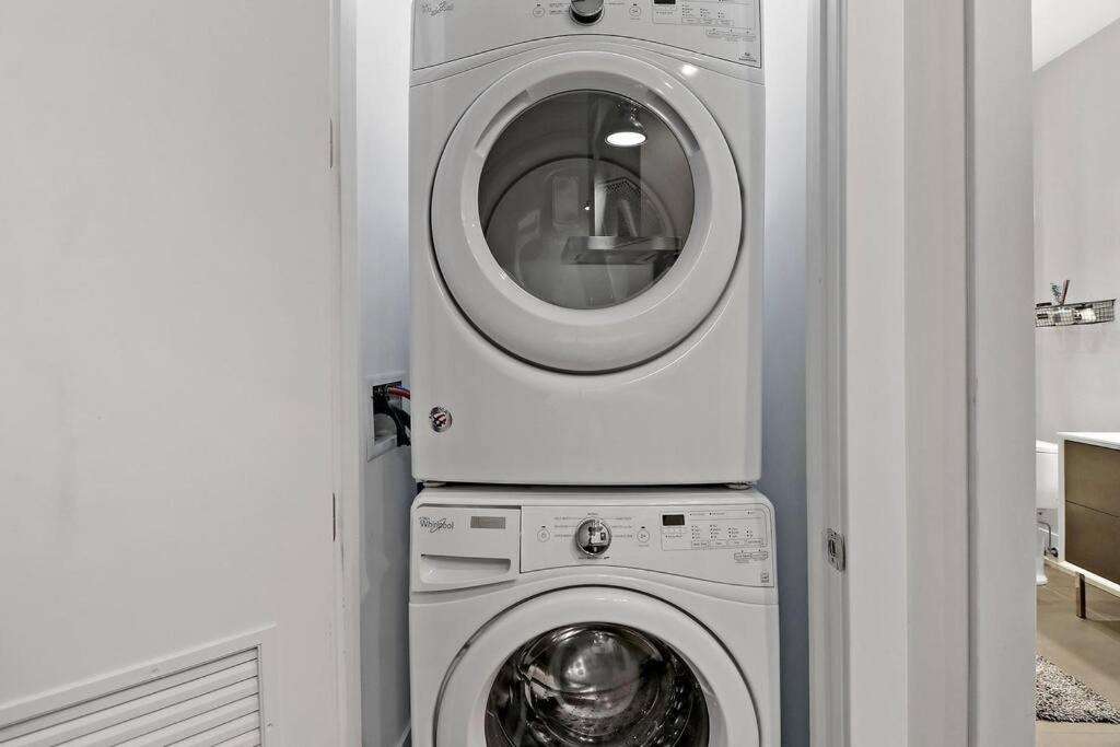 1-bedroom Minimalist With Laundry - Crosby 204 *