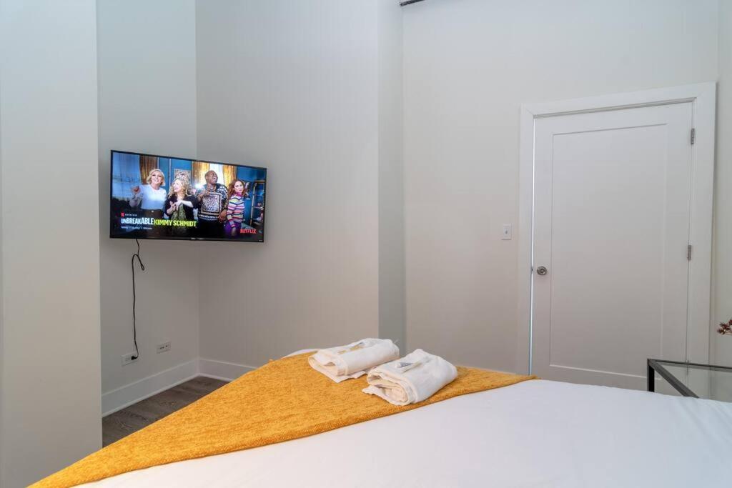 Mccormick Place 2br Stylish With Optional Parking And Gym For Up To 8 Guests Near Soldier Field And Grant Park Apartment