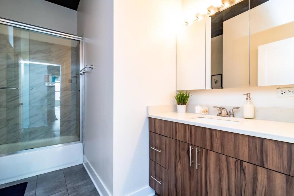 Mccormick Place: Spacious 3br Family Haven Apartment