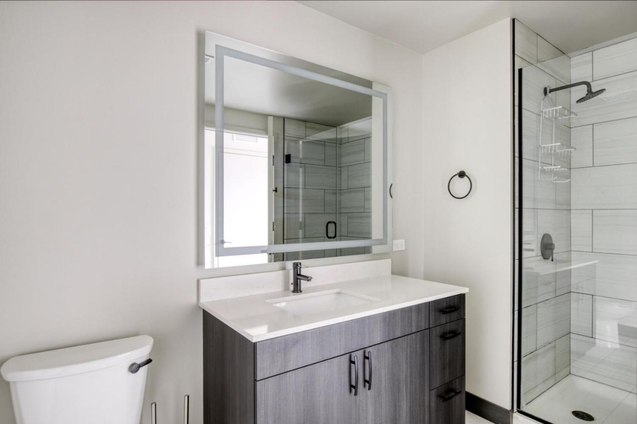 Airy Loop W Pool Gym Nr L Chi-726 * Chicago