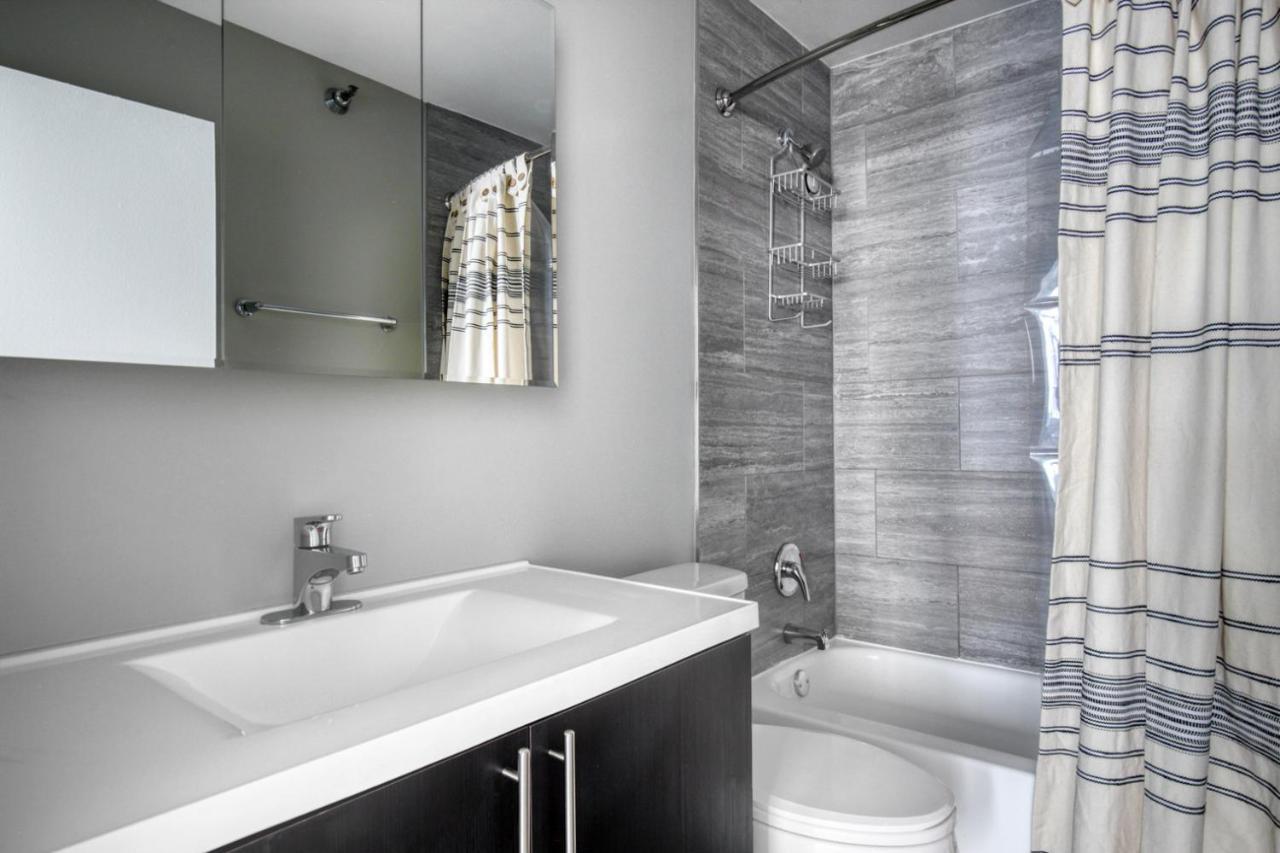 Gold Coast 2br W Gym Lounge 1 Block To L Chi-801 Chicago