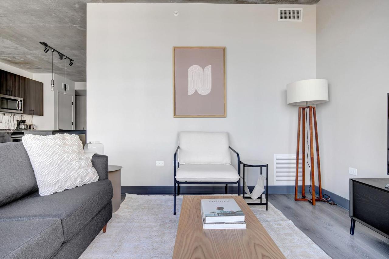 W Loop 2br W Gym Pool Lounge 2 Blocks From L Chi-489