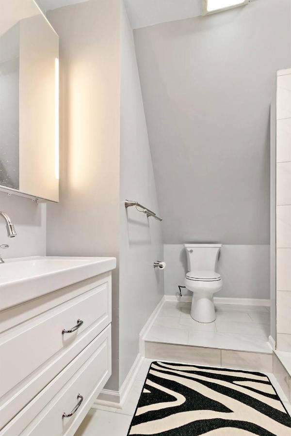 Logan Square - 2b:1b With Den Apartment