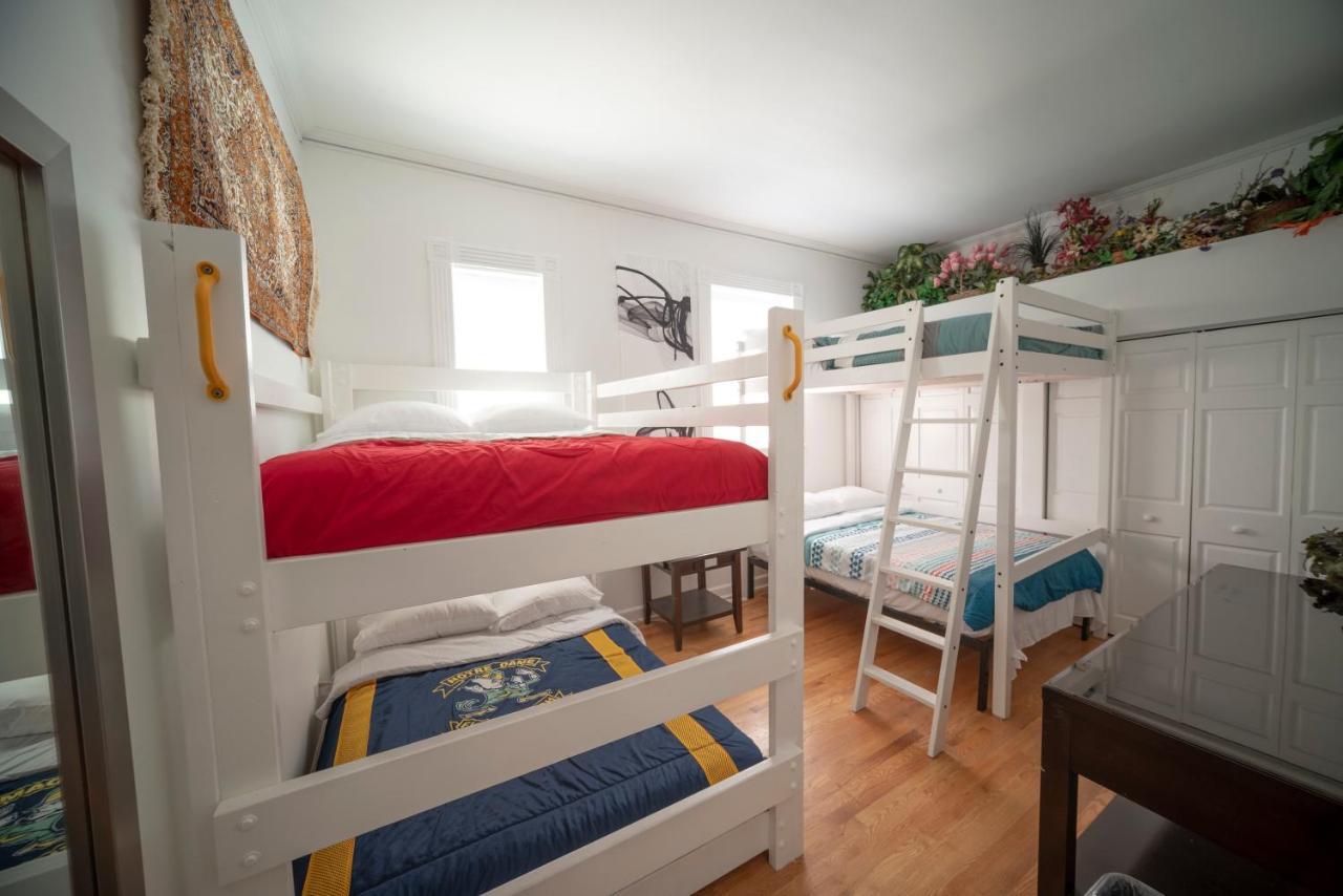 Club Salon Sleeps 10-20 Free Parking & Tv * Chicago
