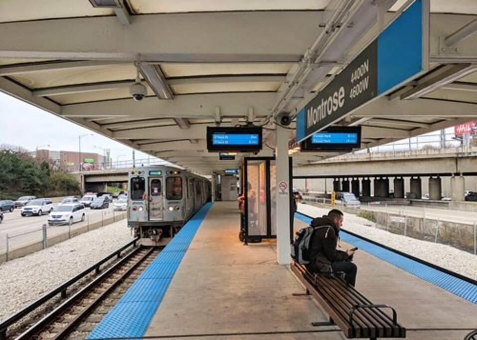 Apartment Walk To Train L Near Attractions And Ord L Free Parking L Patio
