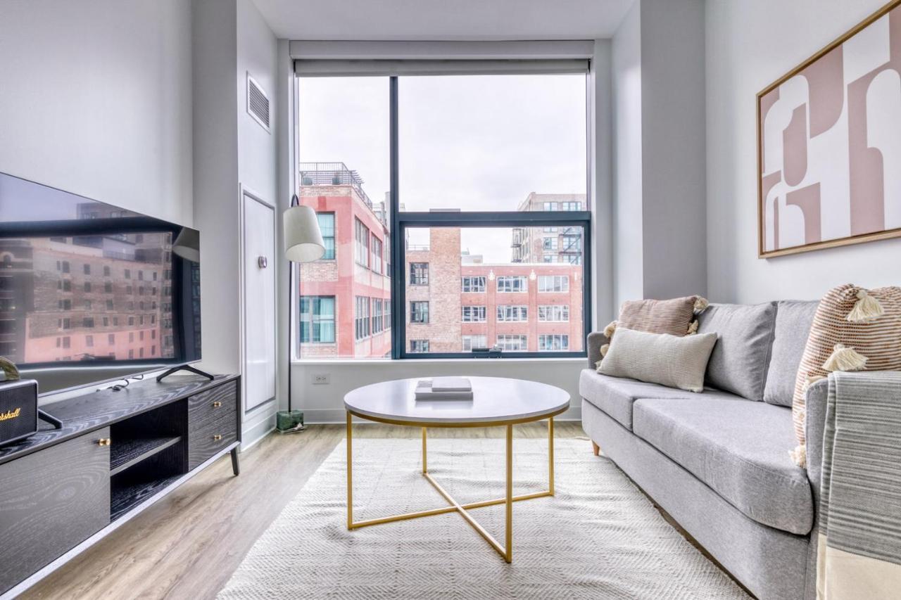 W Loop W Gym Pool In Heart Of Greektown Chi-532