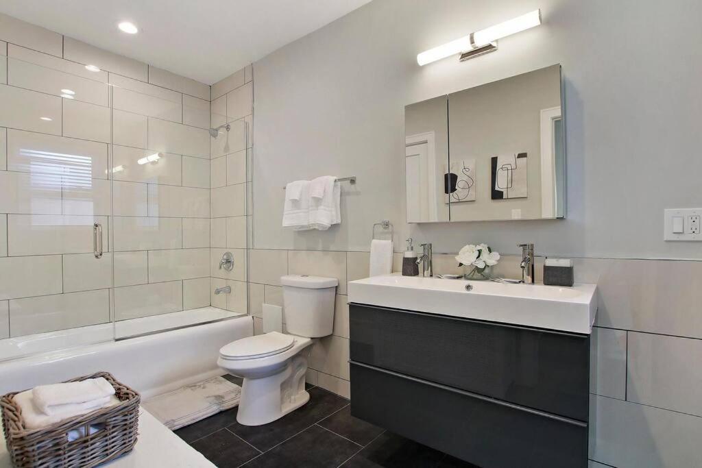 Great Location! 15 Min From Dt -historic Hyde Park Apartment