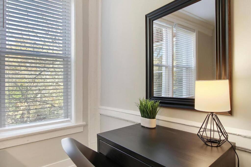 Great Location! 15 Min From Dt -historic Hyde Park Apartment