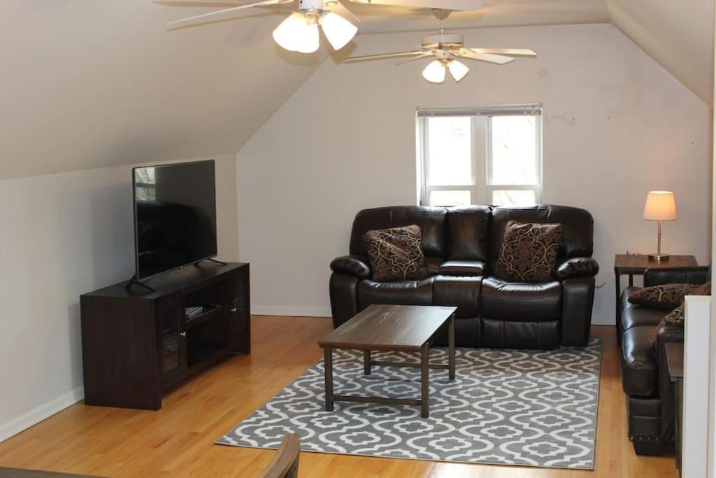 Lincoln Park Living - 3 Queen Beds - Sleeps 6 *