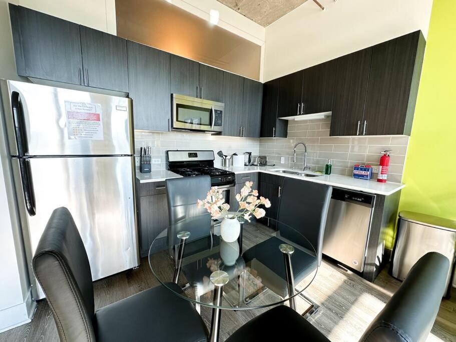 Mccormick 2b-2ba For Up To 8 Guests With Optional Parking And Gym Access Apartment Chicago