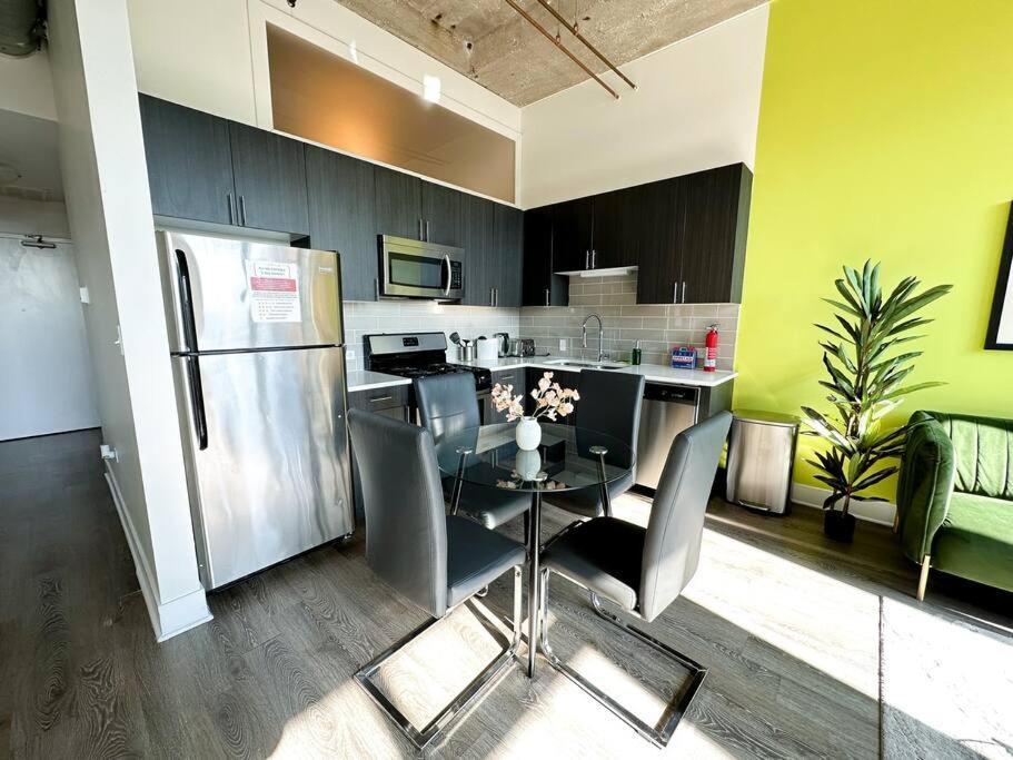 Mccormick 2b-2ba For Up To 8 Guests With Optional Parking And Gym Access Apartment Chicago
