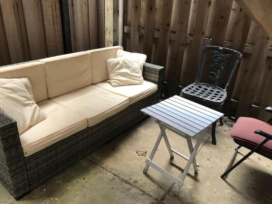 Lincoln Park Living - 3 Queen Beds - Sleeps 6 *