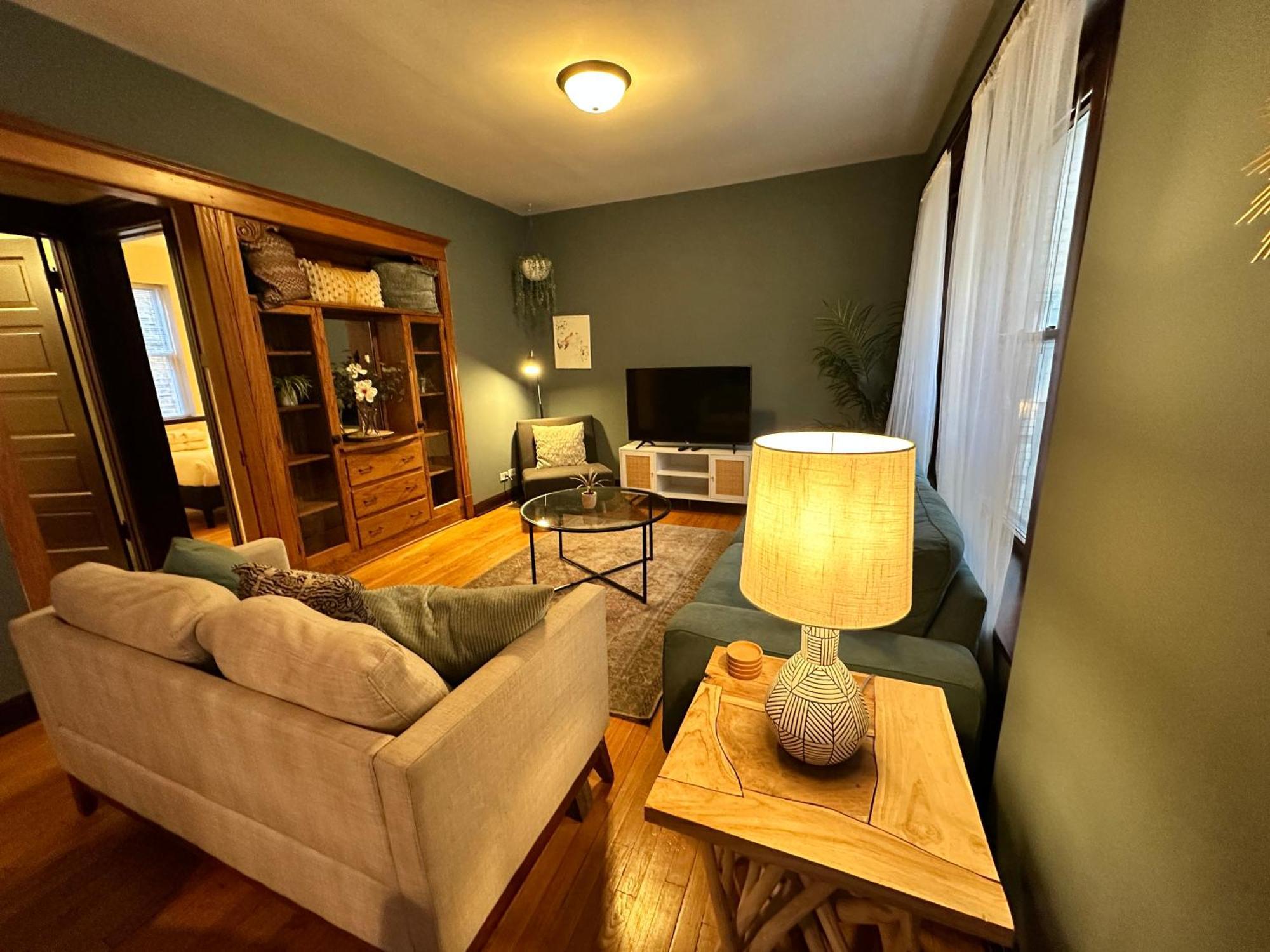 Spacious Lakeview Hideway With Parking! *