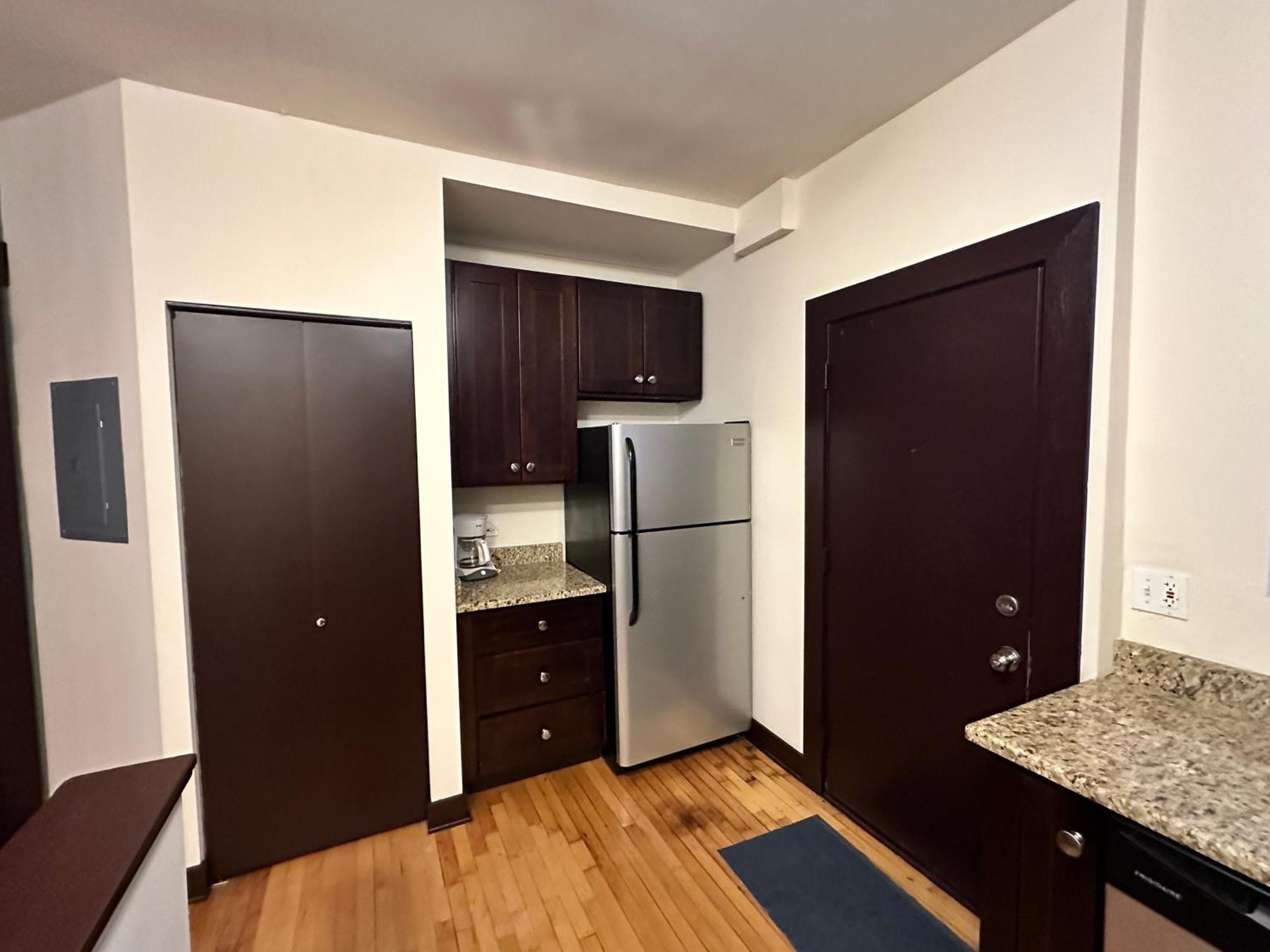 Spacious Lakeview Hideway With Parking! * Chicago