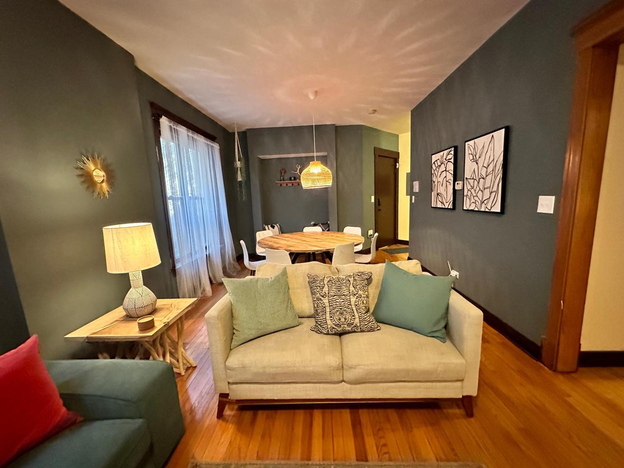 Spacious Lakeview Hideway With Parking! Chicago