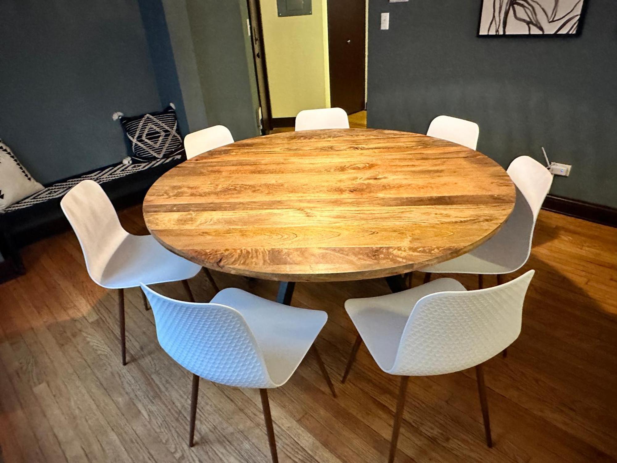 Spacious Lakeview Hideway With Parking! Chicago