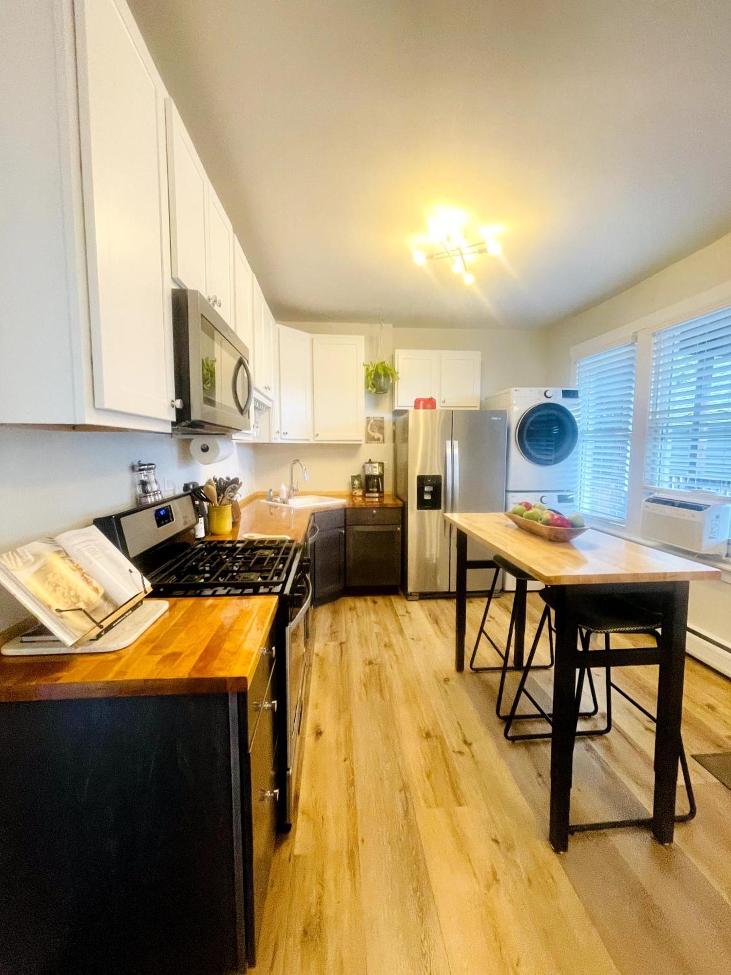 Beautiful 2bd 1ba * Chicago