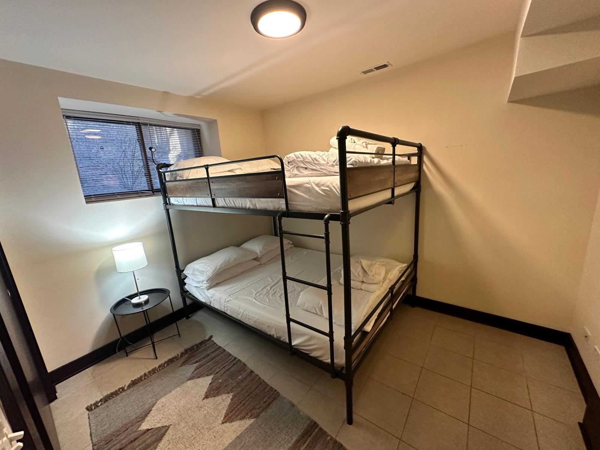 Spacious Lakeview Hideway With Parking! Chicago