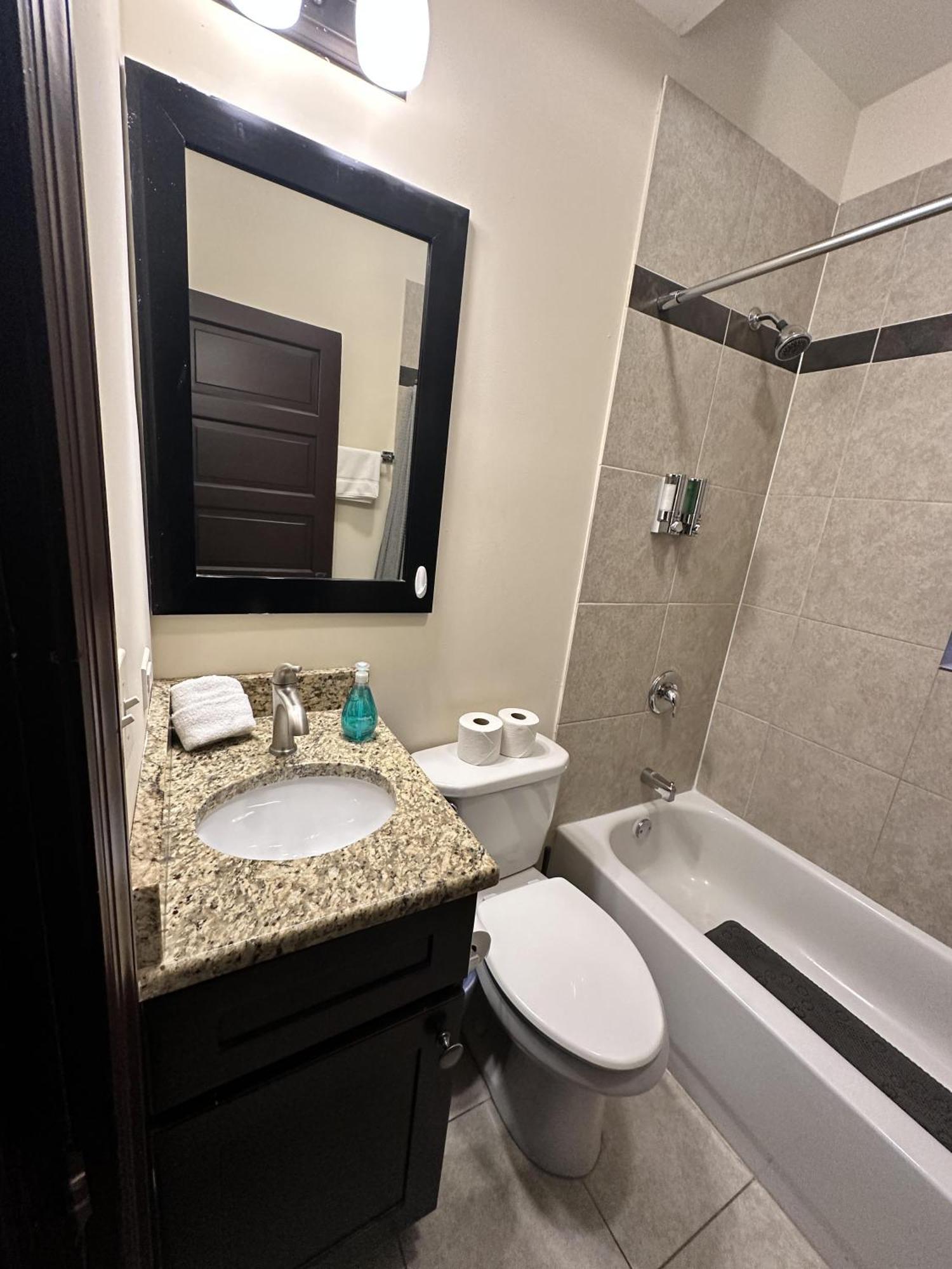 Spacious Lakeview Hideway With Parking! *