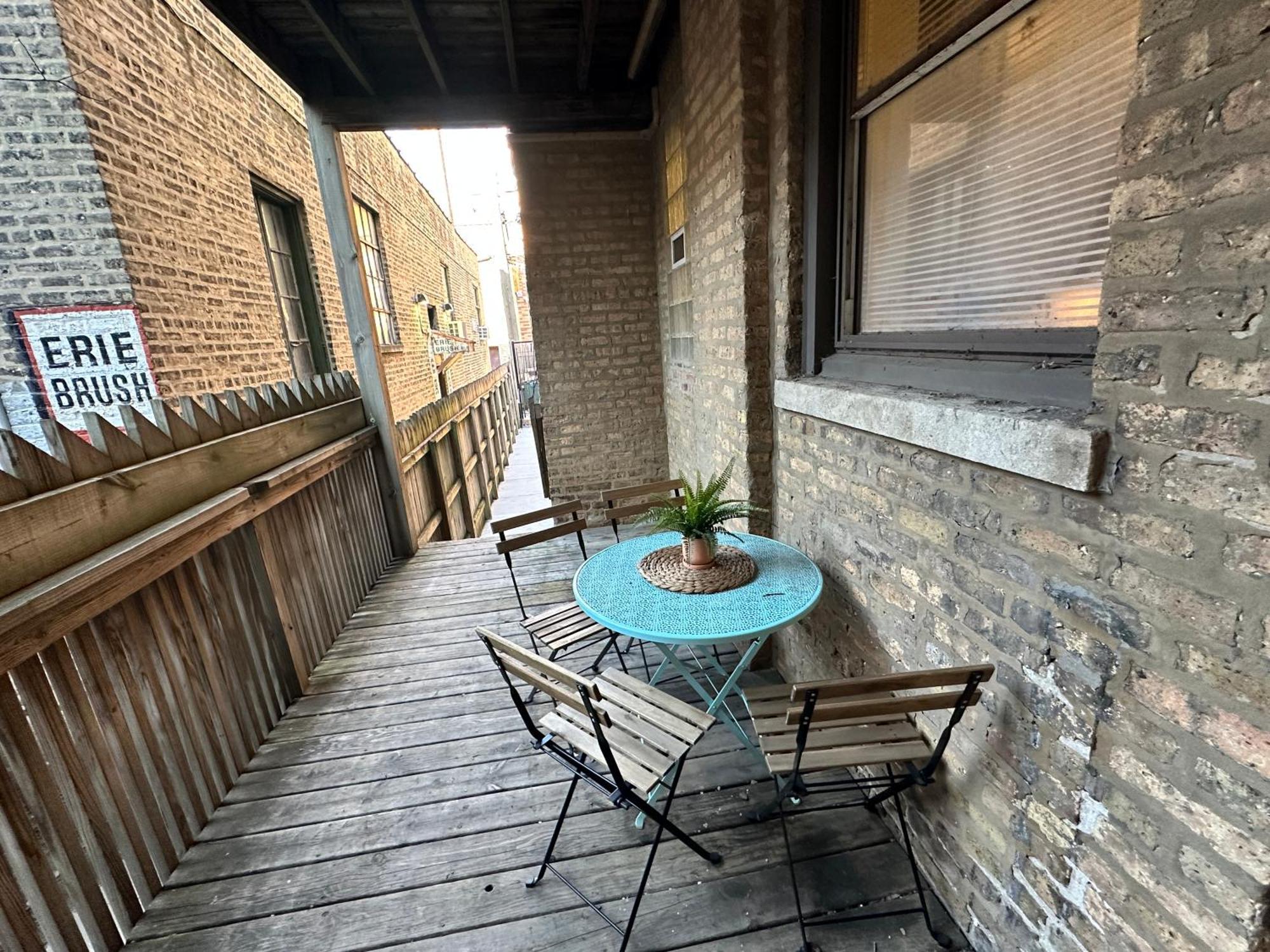 Spacious Lakeview Hideway With Parking! Chicago