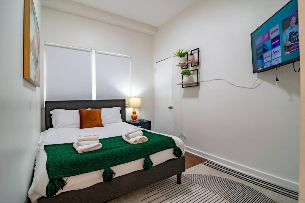 Beautiful Magnificent Mile Street That Sleeps 8 Guests Chicago