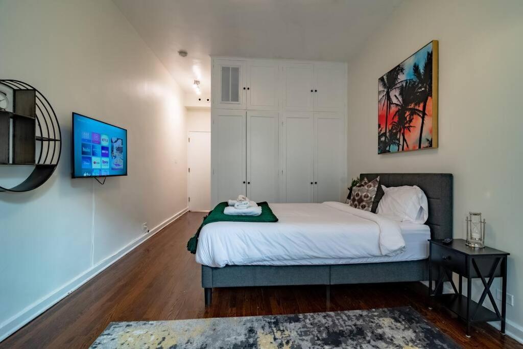 Beautiful Magnificent Mile Street That Sleeps 8 Guests Apartment
