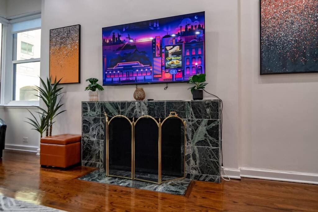 Beautiful Magnificent Mile Street That Sleeps 8 Guests *