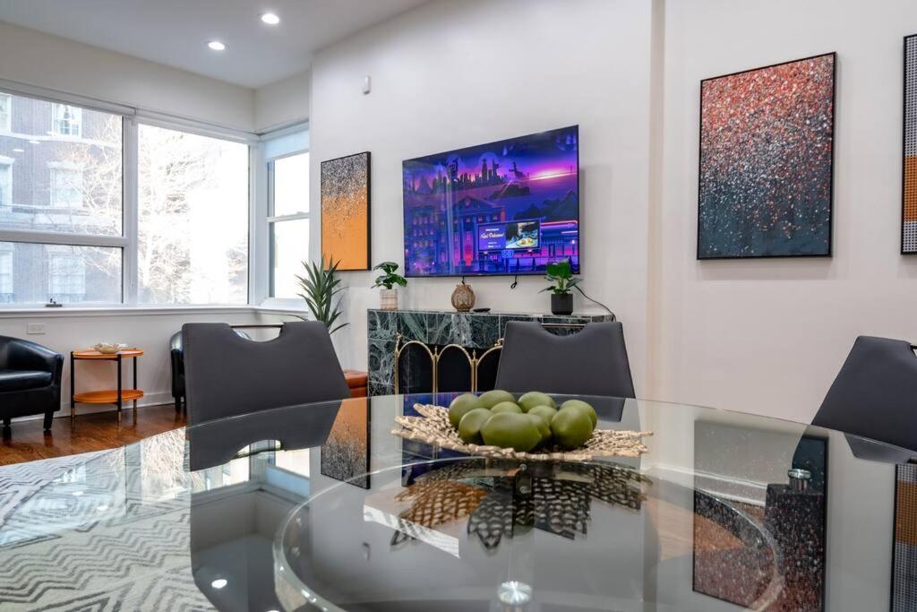 Beautiful Magnificent Mile Street That Sleeps 8 Guests