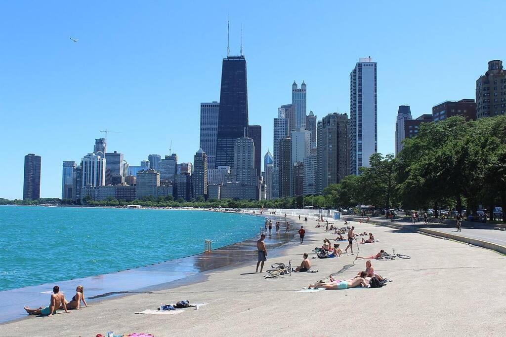 Apartment Beautiful Magnificent Mile Street That Sleeps 8 Guests *